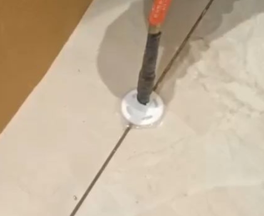 武侯瓷砖空鼓维修公司专业解答瓷砖在铺贴过程中，如果没有涂抹均匀到位的粘结材料（如水泥砂浆或瓷砖胶），可能会导致以下问题